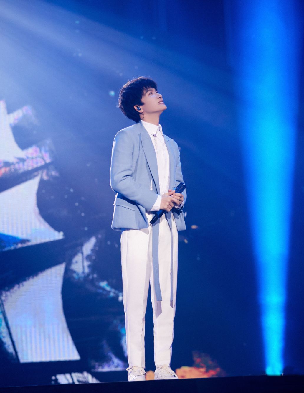 周深身高有多高,小个子不适合穿西装?看到周深的造型,你会改变看法