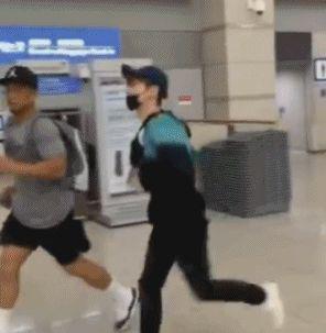 张艺兴和EXO成员一起送都暻秀,却差点误机,在机场狂奔