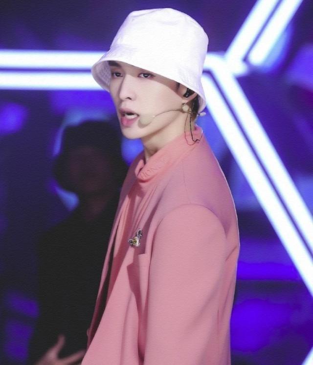 张艺兴和EXO成员一起送都暻秀,却差点误机,在机场狂奔