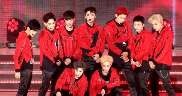 张艺兴和EXO成员一起送都暻秀,却差点误机,在机场狂奔