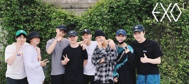 张艺兴和EXO成员一起送都暻秀,却差点误机,在机场狂奔