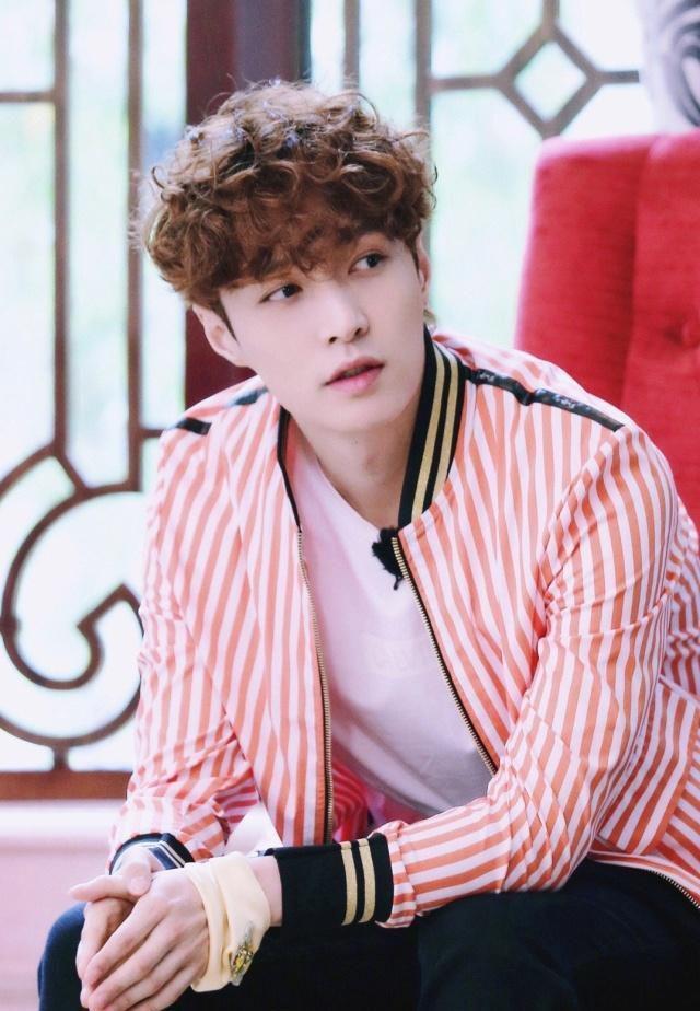 张艺兴和EXO成员一起送都暻秀,却差点误机,在机场狂奔