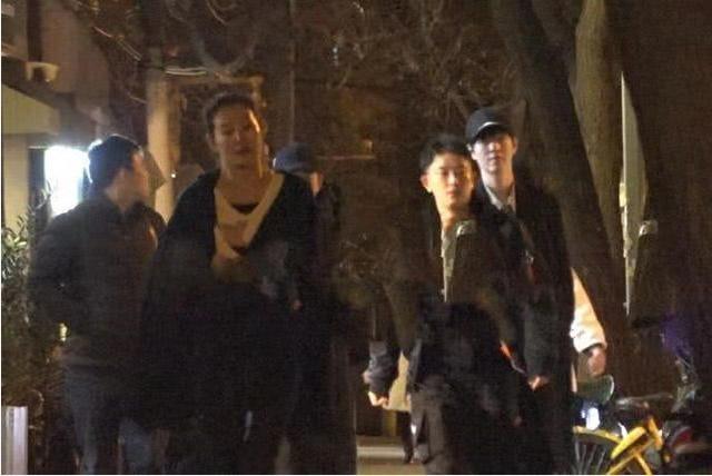 冯清开豪车酒吧夜会小鲜肉,网友喊话王宝强:小心帽子又飞头上