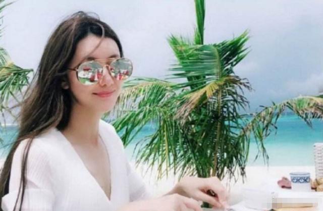 冯清开豪车酒吧夜会小鲜肉,网友喊话王宝强:小心帽子又飞头上