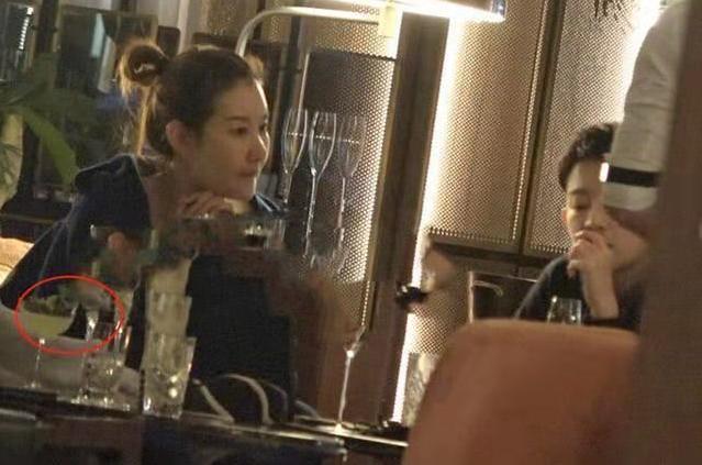 冯清开豪车酒吧夜会小鲜肉,网友喊话王宝强:小心帽子又飞头上