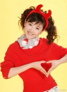 ​她是央视著名主持人，低调嫁豪门39岁生子，如今被老公宠成少女