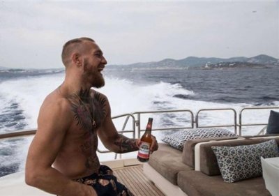 ​UFC嘴炮炫耀漂亮纹身和完美身材，这举动国内格斗明星做不出来