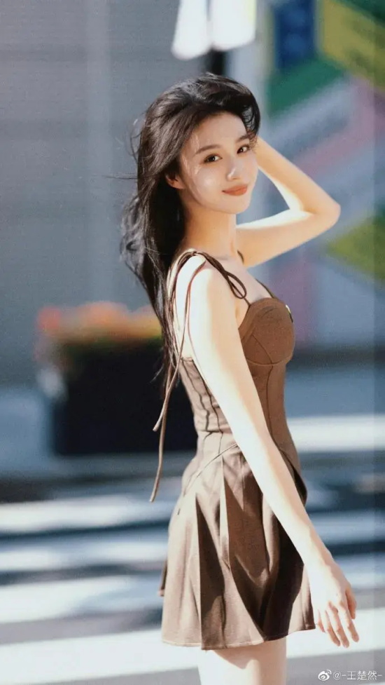 王楚然吊带紧身裙高清写真合集