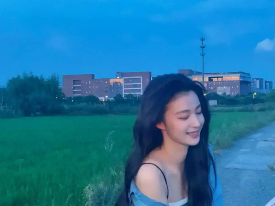 王楚然吊带紧身裙高清写真合集