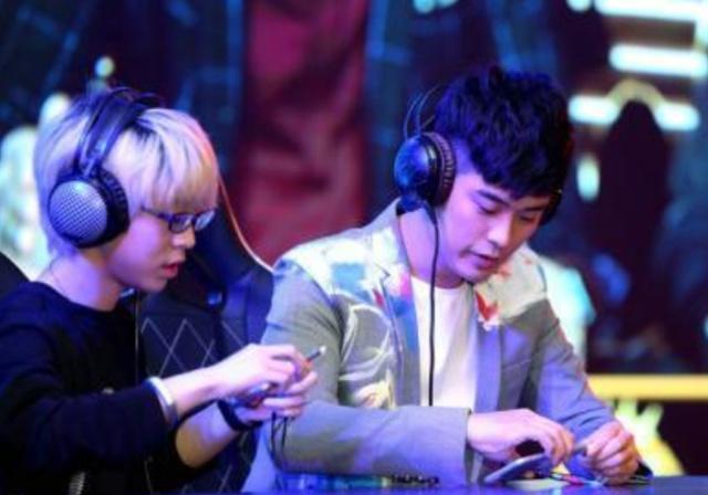 陈赫把王思聪吃热狗照印衣服上卖,价格一言难尽,王思聪亲自回应