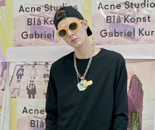 陈赫把王思聪吃热狗照印衣服上卖,价格一言难尽,王思聪亲自回应