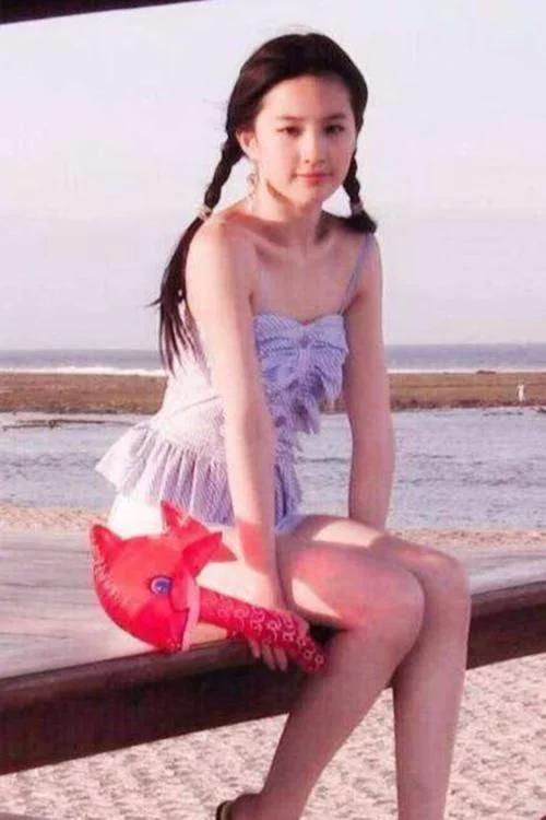 刘亦菲出道时有多撩人?演技堪称教科书版,网友:牺牲太大了