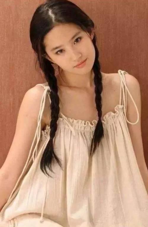 刘亦菲出道时有多撩人?演技堪称教科书版,网友:牺牲太大了