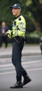 ​又帅又飒！四川街头帅气交警陈俊爆火出圈，网友被迷得神魂颠倒