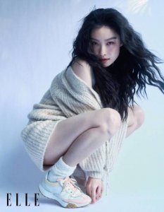 ​元气满满又性感！34岁倪妮大秀美腿依旧少女