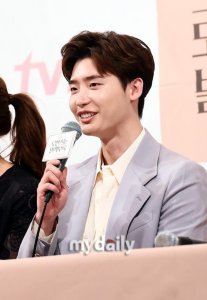 ​李钟硕将入伍（韩国艺人李钟硕今日开始服兵役）