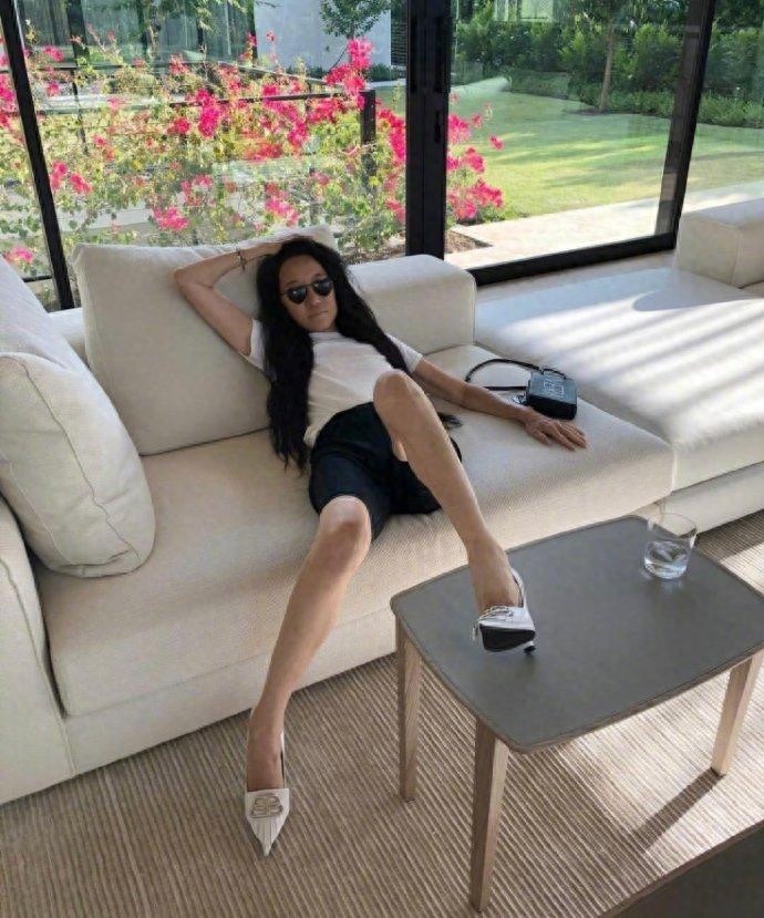 世界著名“婚纱女王”王薇薇美照大全,大秀马甲线穿热裤似嫩模