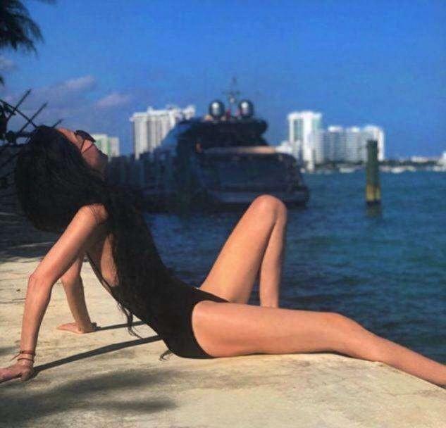 世界著名“婚纱女王”王薇薇美照大全,大秀马甲线穿热裤似嫩模