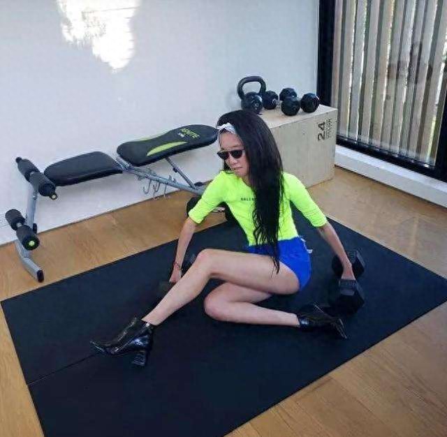 世界著名“婚纱女王”王薇薇美照大全,大秀马甲线穿热裤似嫩模