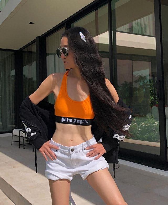 世界著名“婚纱女王”王薇薇美照大全,大秀马甲线穿热裤似嫩模