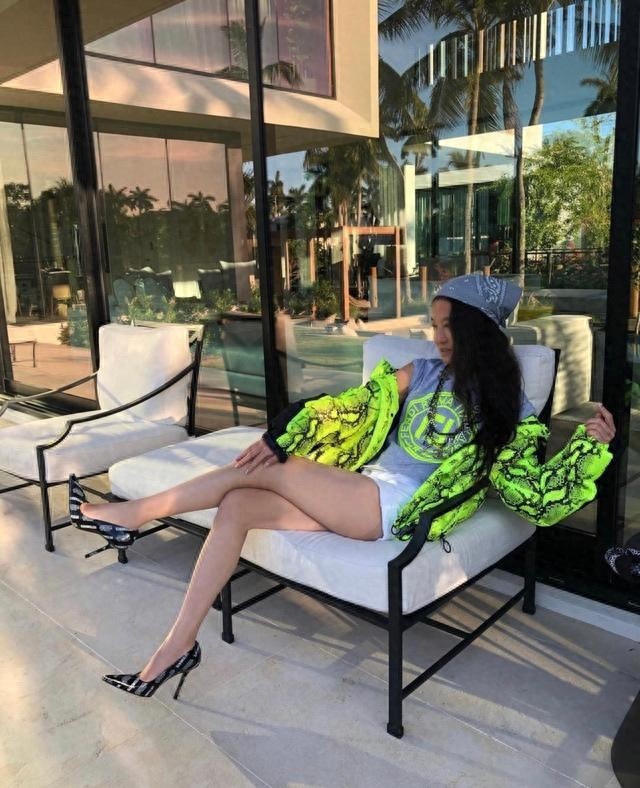 世界著名“婚纱女王”王薇薇美照大全,大秀马甲线穿热裤似嫩模