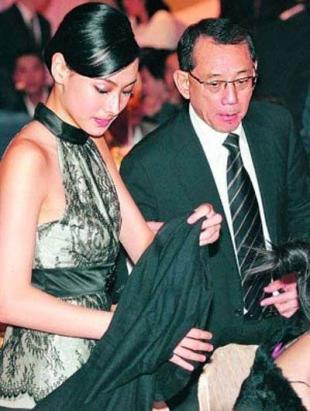 杨受成躺在谁腿上吃蛋糕,杨受成的蛋糕事件是什么