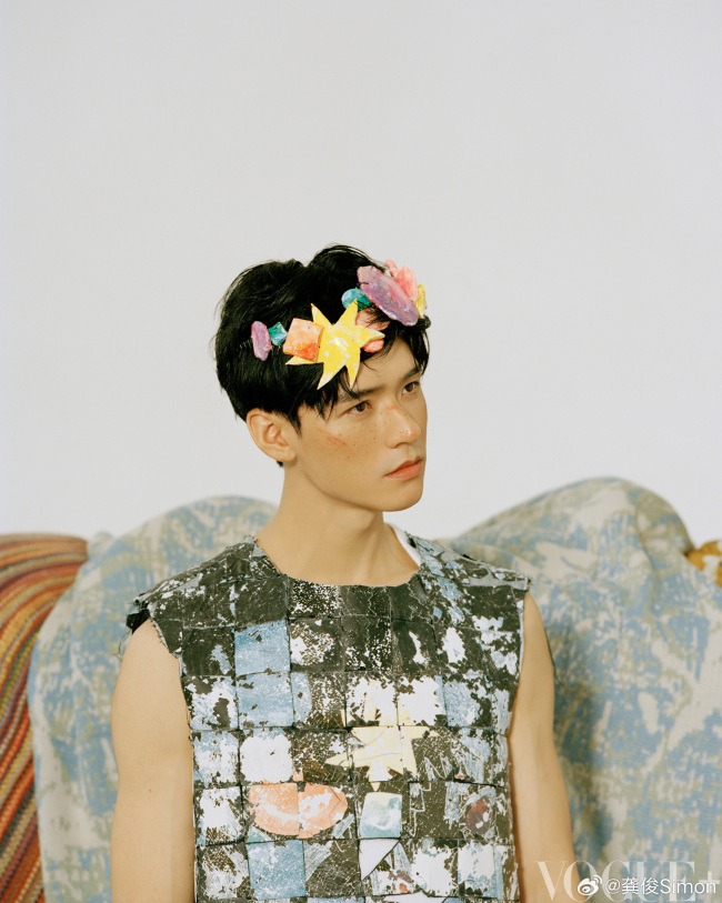 龚俊VOGUEplus十月刊大片释出 油画妆的龚俊好可爱