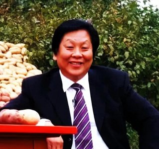 ​32人抬龙棺！乞丐逆袭打造土豆王国 老母遗物破布袋引全网泪目