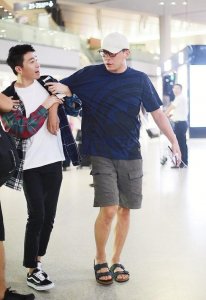 ​刘诺一刘霓娜大几岁(影帝刘烨晒一双儿女剧照)