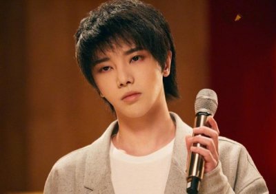 ​华晨宇和万芙伽亲吻，华晨宇前女友万芙伽恋情回顾