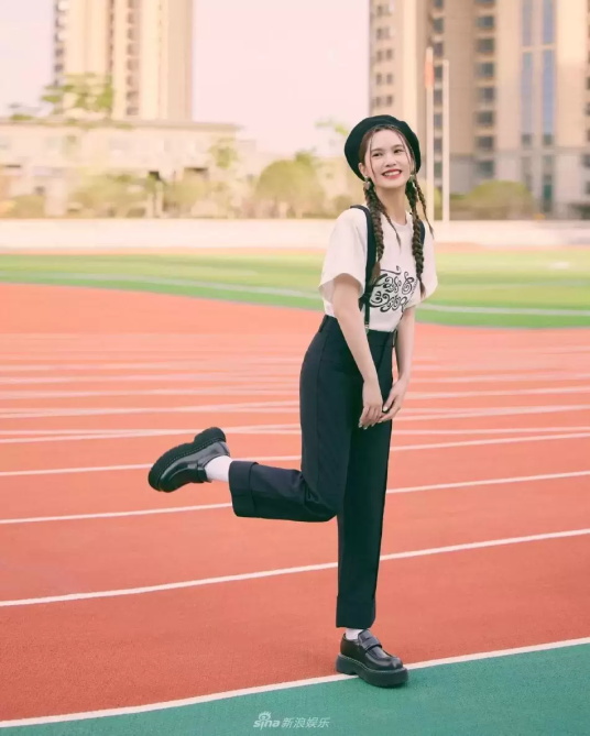 杨丞琳双马尾校园写真,头戴贝雷帽超可爱