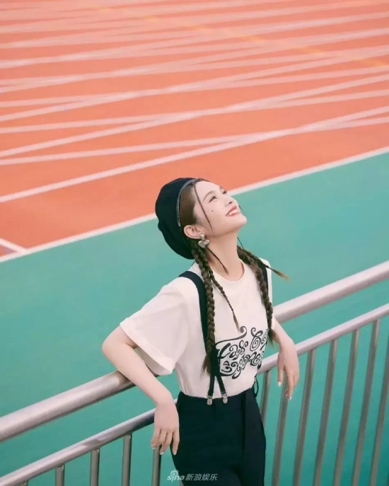 杨丞琳双马尾校园写真,头戴贝雷帽超可爱