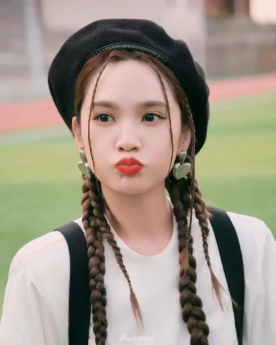 杨丞琳双马尾校园写真,头戴贝雷帽超可爱