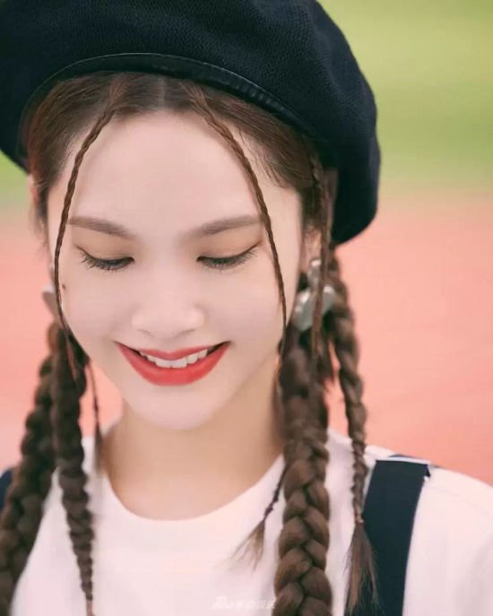 杨丞琳双马尾校园写真,头戴贝雷帽超可爱