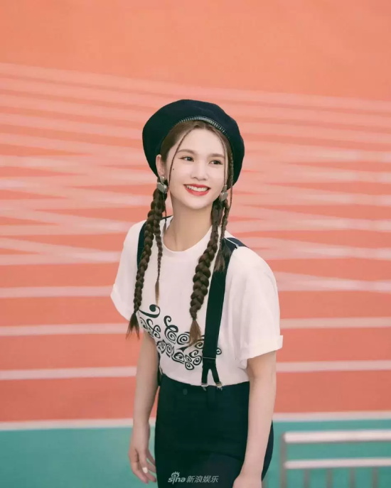杨丞琳双马尾校园写真,头戴贝雷帽超可爱