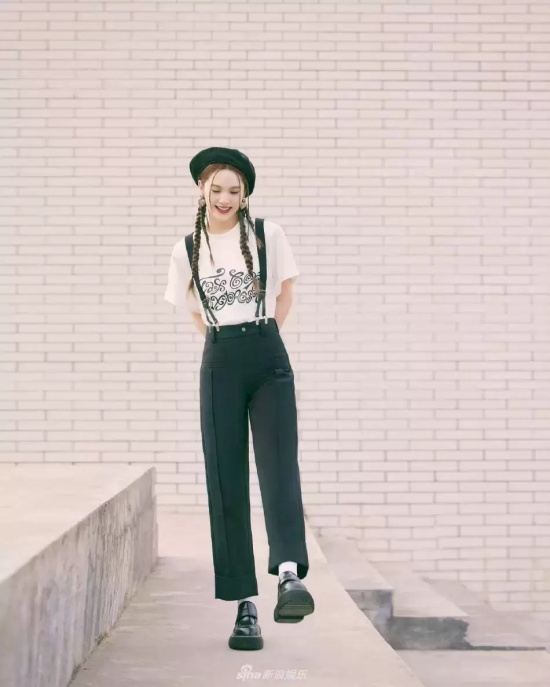 杨丞琳双马尾校园写真,头戴贝雷帽超可爱