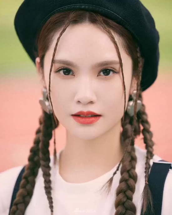 杨丞琳双马尾校园写真,头戴贝雷帽超可爱