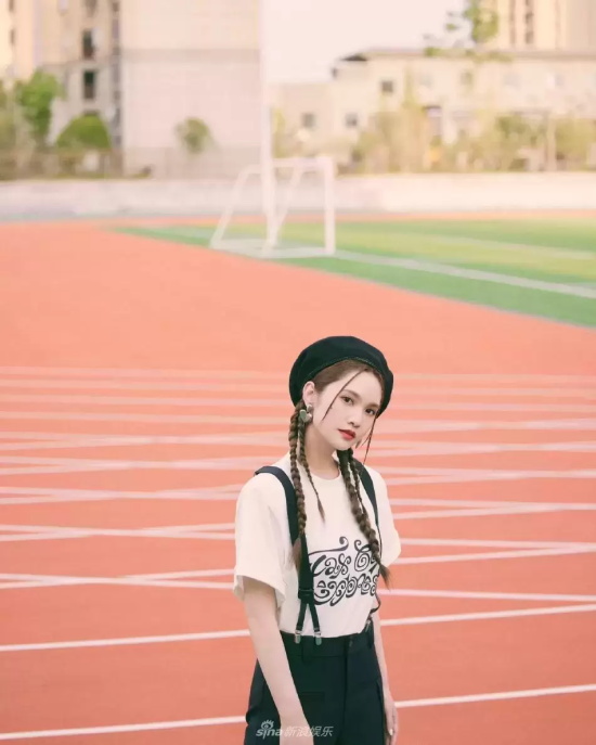 杨丞琳双马尾校园写真,头戴贝雷帽超可爱