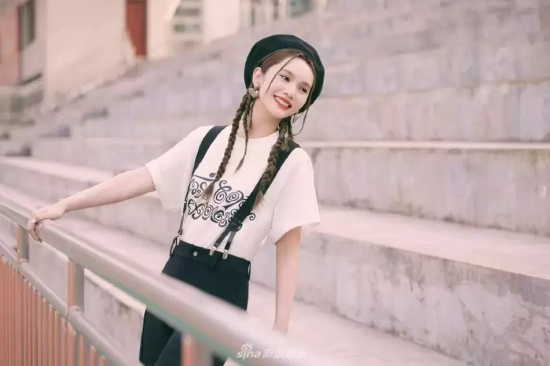 杨丞琳双马尾校园写真,头戴贝雷帽超可爱