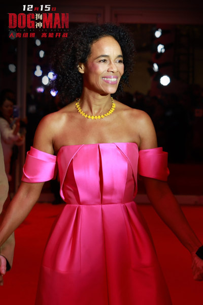 吕克·贝松空降《狗神》首映礼 终极预告海报双发