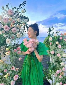 ​阚清子被男友求婚现场照曝光 戴硕大戒指超幸福