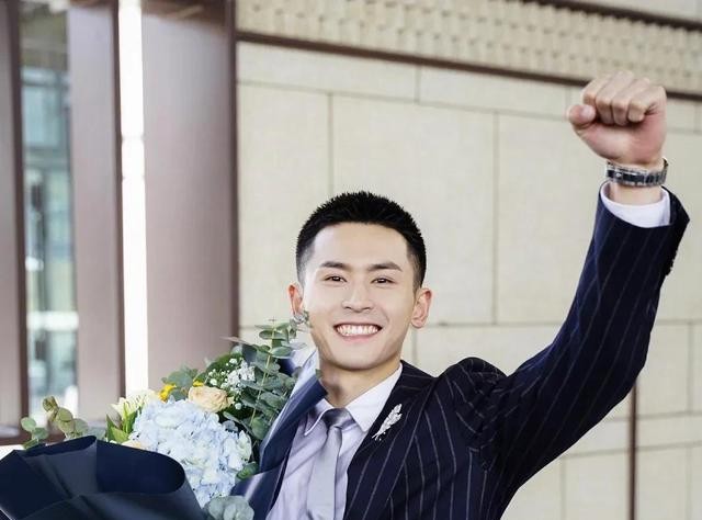 赵薇军旗装道歉事件(赵薇到底做了什么引起国愤民怒)