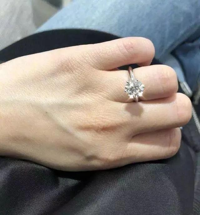 男粉丝想牵手阿娇被拒(女神的手可不是好牵的)