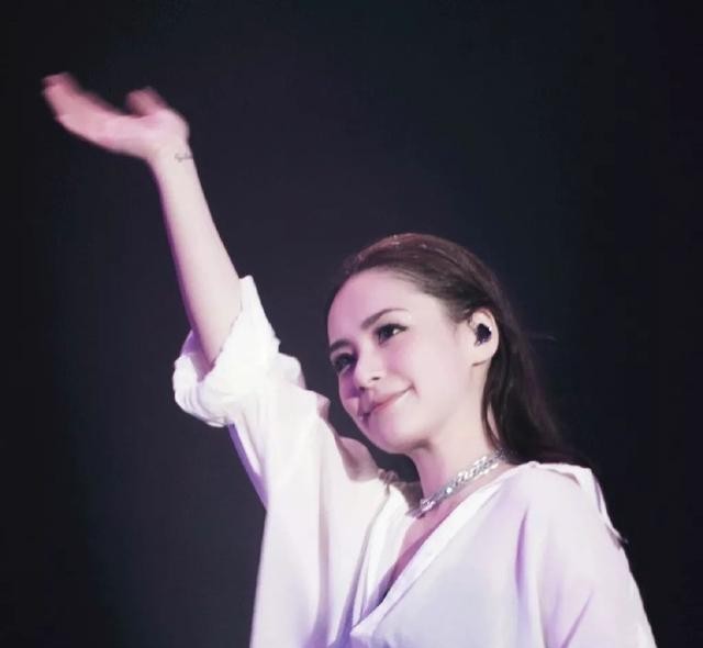 男粉丝想牵手阿娇被拒(女神的手可不是好牵的)