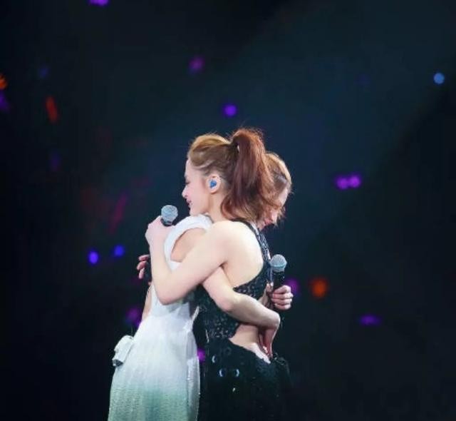 男粉丝想牵手阿娇被拒(女神的手可不是好牵的)