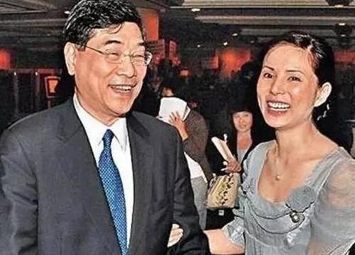 郭应泉为什么甩了小龙女（李若彤与男友相恋十年为何分手）