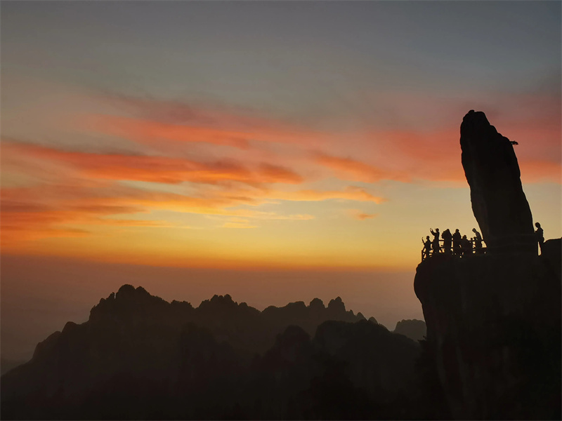 黄山和张家界哪个更值得去(黄山和张家界哪个风景好)