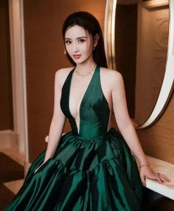 ​张萌性感深V亮相，璀璨舞台成就娱乐圈勇敢追梦人