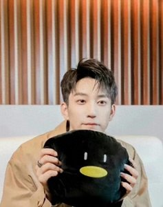 ​王子奇绯闻女友态度强硬，回应网友：关你什么事！恋情成迷