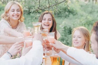 ​氛围灯是什么梗?团体活动中会活跃气氛的人(或用于营造情调)